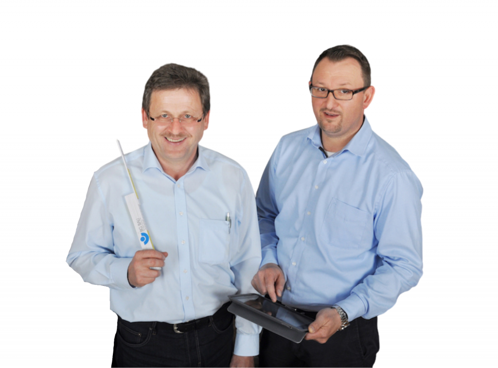 Zwei Männer stehen in Niederbayern nebeneinander und halten Zahnbürsten in der Hand.